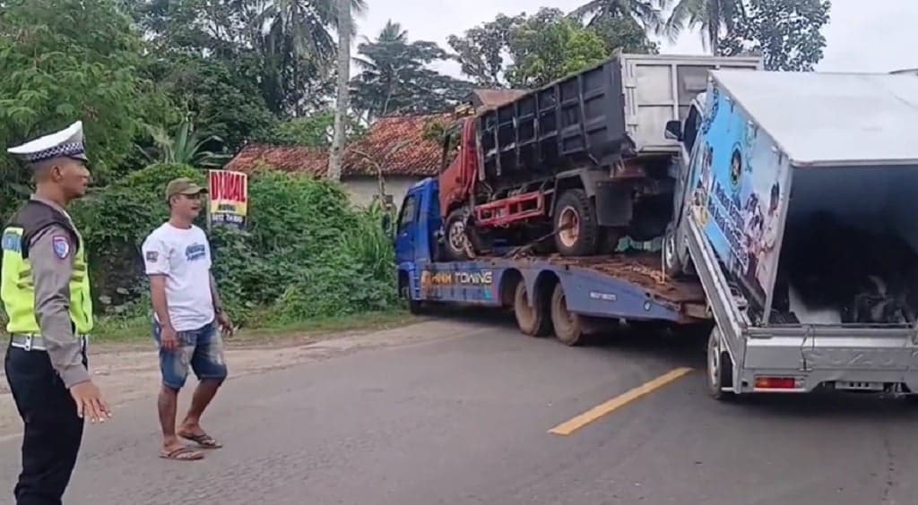 Kecelakaan Maut Mobil MBG Tabrak Truk Batu di Lampung, Sopir Tewas Terjepit
