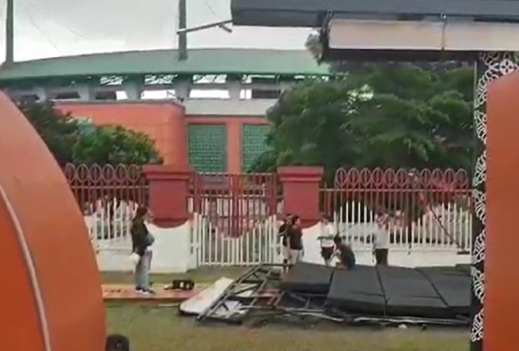 Detik-Detik Mengerikan Puting Beliung Terjang Stadion Pakansari Bogor, Warga Panik