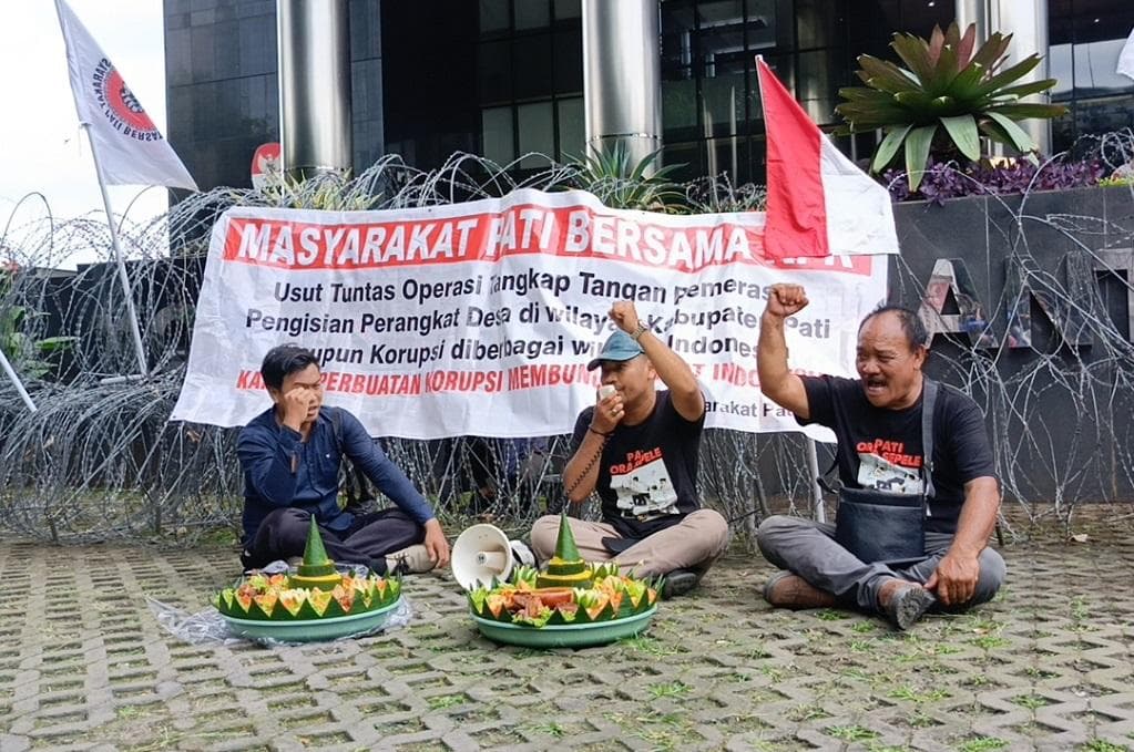 Warga Pati Rayakan Sudewo Kena OTT, Tumpengan di Kantor KPK