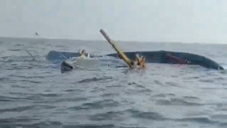 Kapal Tenggelam Tabrak Tower di Bangkalan, 19 ABK Terombang-ambing di Laut