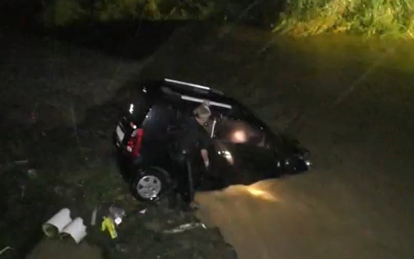 Dramatis Evakuasi Sopir Mobil Terseret Banjir hingga Masuk Sungai di Semarang