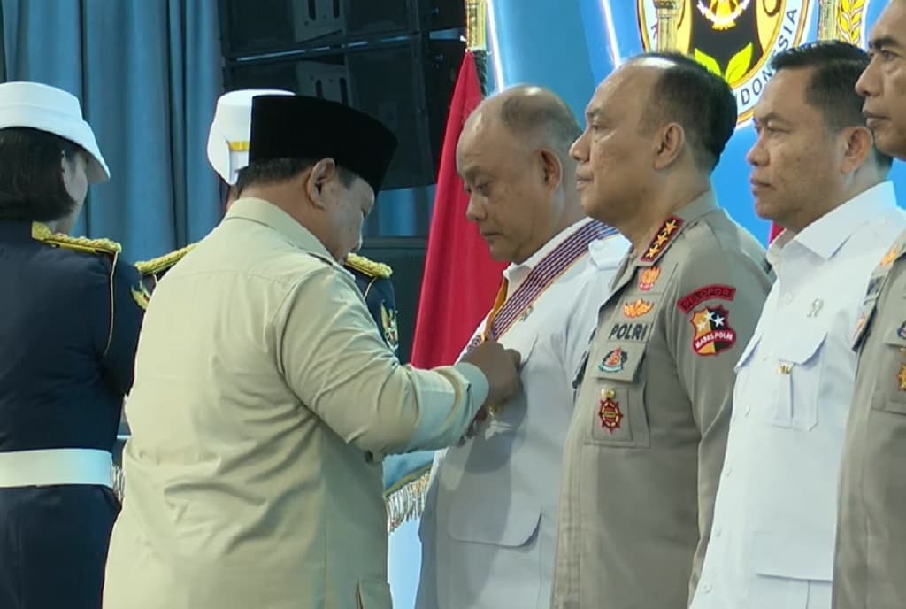 Prabowo Beri Bintang Jasa ke Kepala BGN, Wakapolri hingga Irwasum Polri
