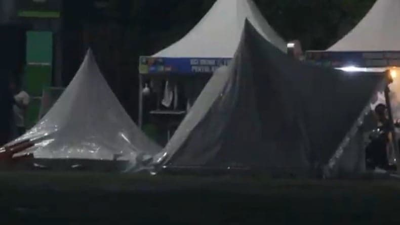 Tenda Pedagang UMKM di Lapangan Andi Makkasau Porak-poranda Diterjang Angin Kencang