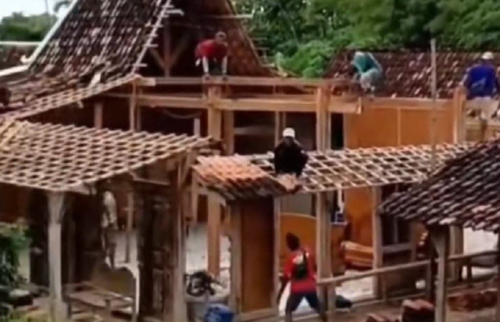 Kronologi Suami di Grobogan Viral Belah Rumah gegara Menduga Istri Selingkuh