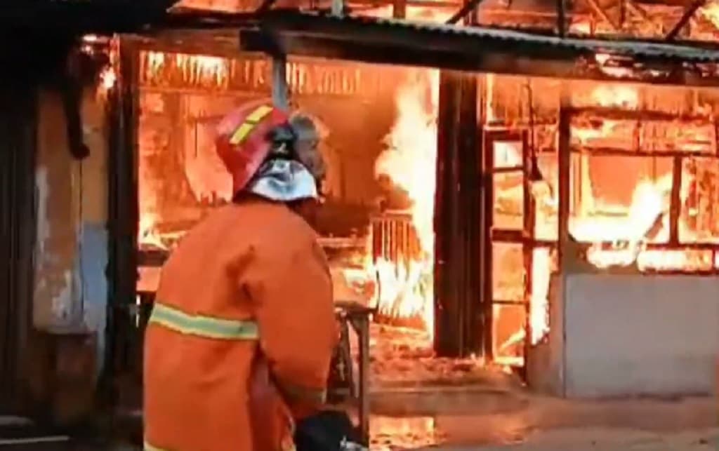 Kebakaran 4 Warung Makan di Simpang Tugu Polwan Bukittinggi, 3 Orang Luka-luka