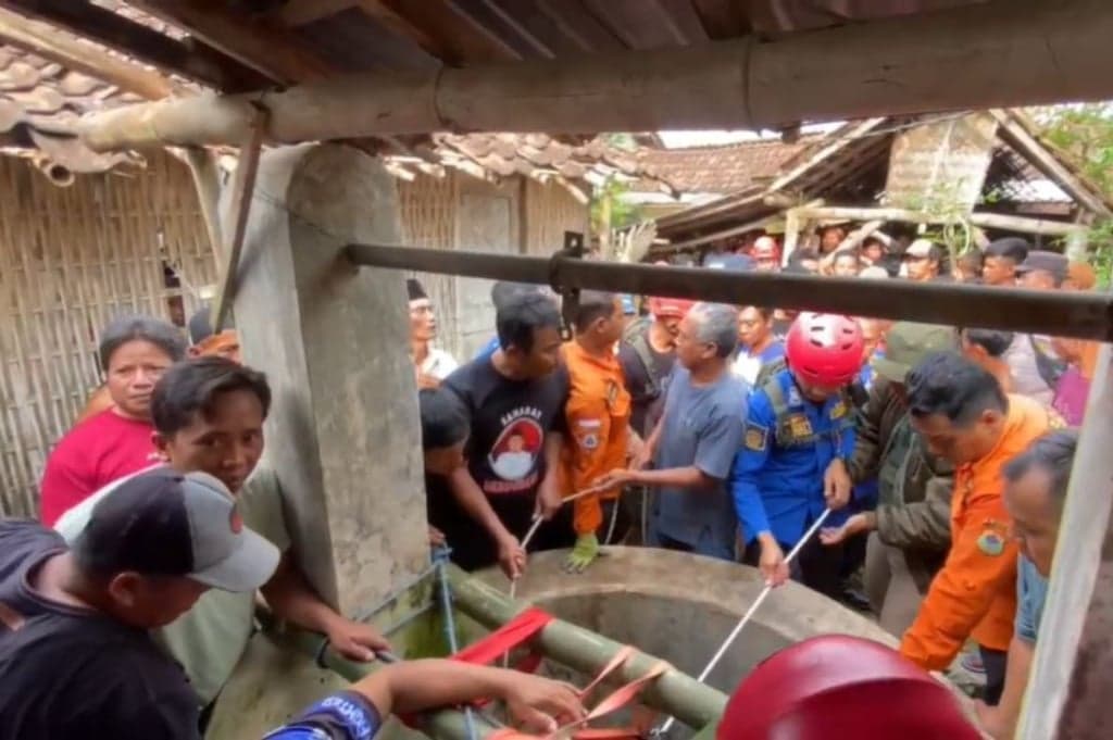 IRT Jatuh ke Sumur Kering Sedalam 27 Meter di Bondowoso, Evakuasi Dramatis