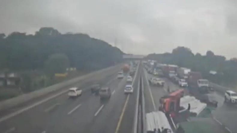 Truk Bermuatan Pipa Terguling di Tol Jakarta–Cikampek, Muatan Berserakan di Jalan