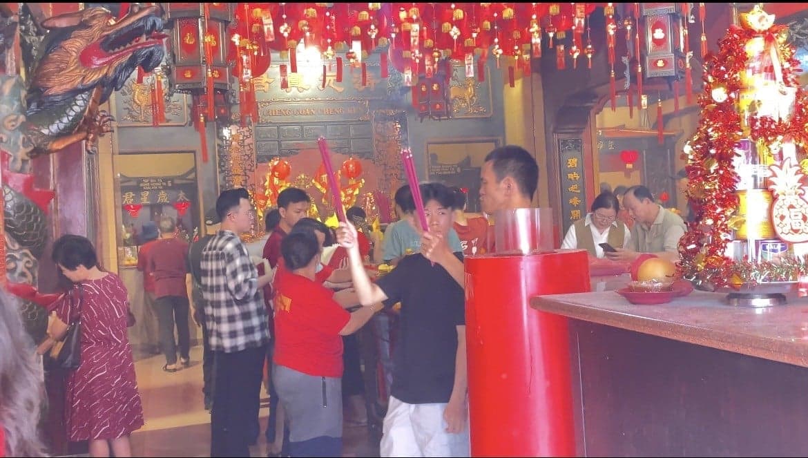 Suasana Khidmat Hari Raya Imlek di Kelenteng Toasebeo, Ratusan Umat Hadir Beribadah