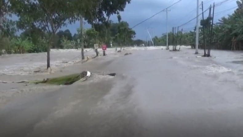 Banjir Rendam Jalan Grobogan-Semarang Belum Surut, Puluhan Kendaraan Terjebak Belasan Jam