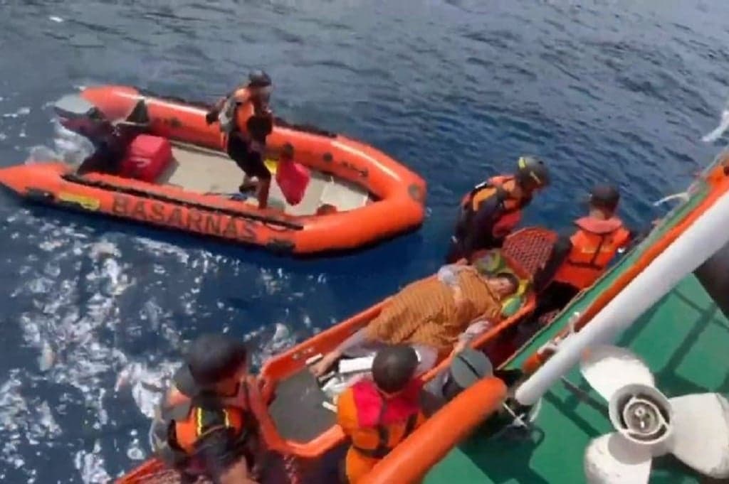 Dramatis! SAR Evaluasi 246 Penumpang KM Intim Teratai yang Kandas di Pulau Makian