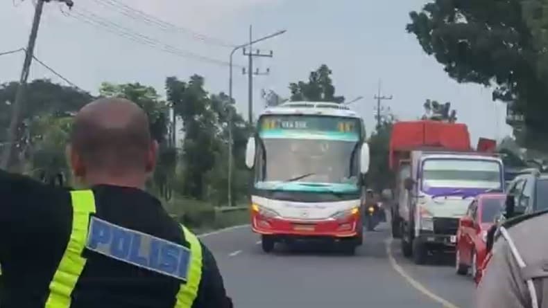 Nekat Mabuk Miras Saat Bawa 61 Penumpang, Sopir dan Kernet Bus Ditangkap di Jombang