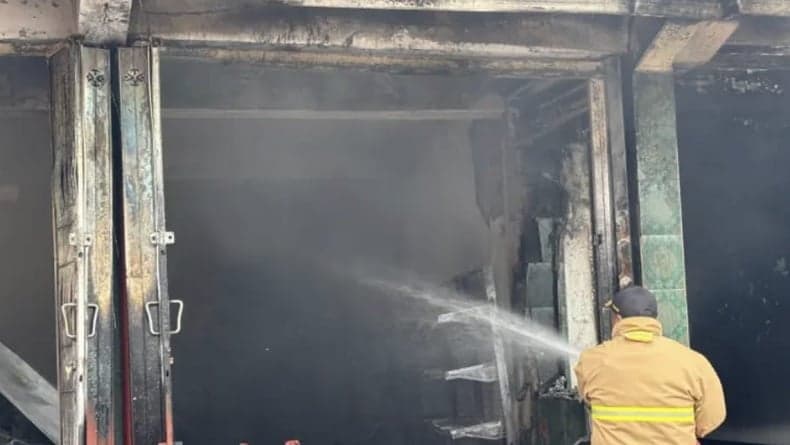 Kebakaran Ruko 2 Lantai di Madiun, Mobil Mitsubishi Pajero Tinggal Rangka Dilalap Api