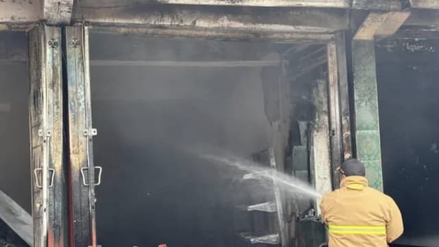 Kebakaran Ruko 2 Lantai di Madiun, Mobil Mitsubishi Pajero Tinggal Rangka Dilalap Api