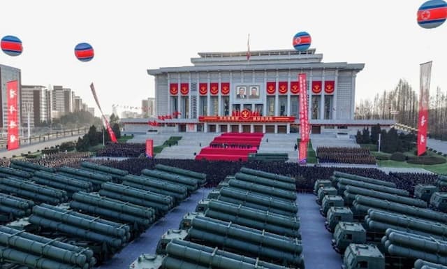 Nyetir Truk Peluncur Rudal, Kim Jong Un: Tak Ada Negara Miliki Senjata seperti Ini