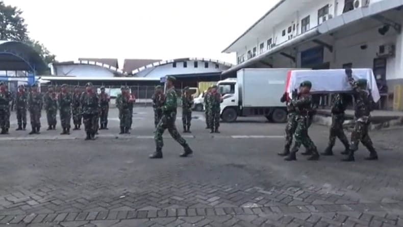 Disambut Upacara Militer, Jenazah Serda Hamdani Gugur Diserang KKB Tiba di Maros