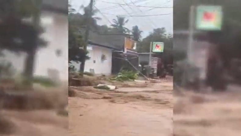 Banjir Terjang Permukiman di Kuta Mandalika, Tembok Rumah Roboh dan Kendaraan Hanyut