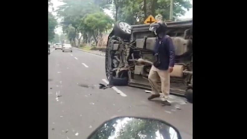 6 Kendaraan Tabrakan Beruntun di Jalan Raya Darmo Surabaya, Toyota Vellfire Terguling