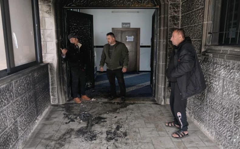 Pemukim Yahudi Israel Bakar Masjid di Tepi Barat, Coret Tembok Hina Nabi Muhammad