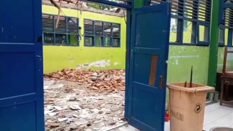 Ruang Kelas SMPN 1 Gedangan Sidoarjo Ambruk, Puluhan Siswa Dipindah ke Laboratorium