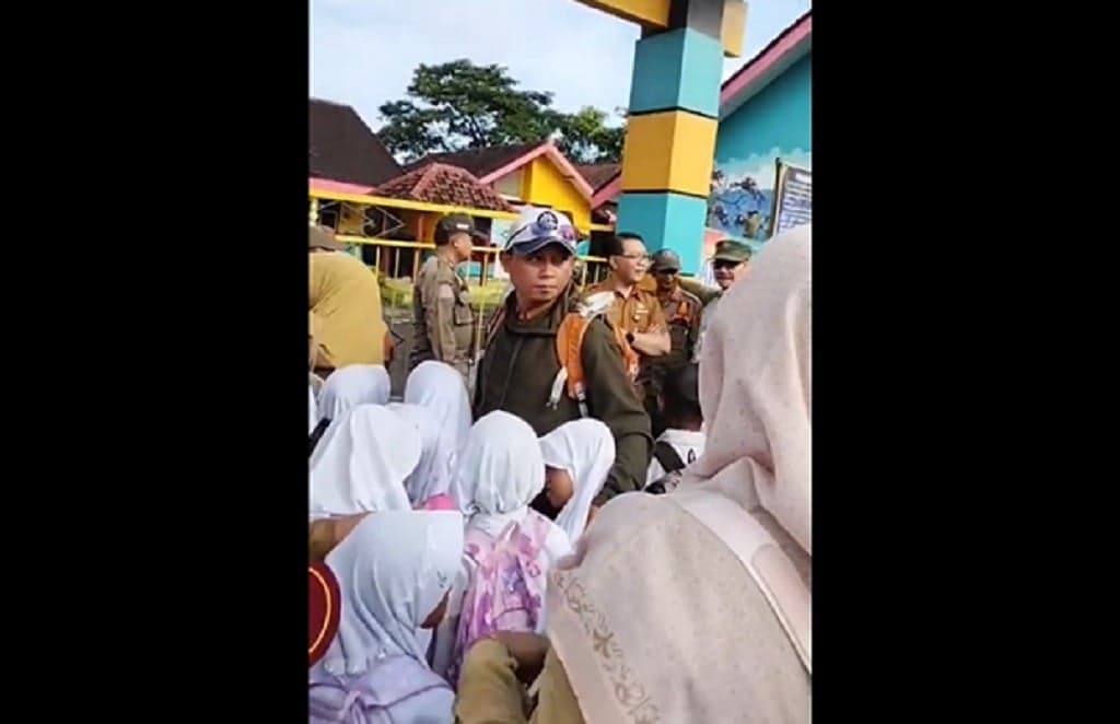 Geger SD di Jember Disegel Ahli Waris, Warga Jebol Paksa Kunci Gembok Sekolah