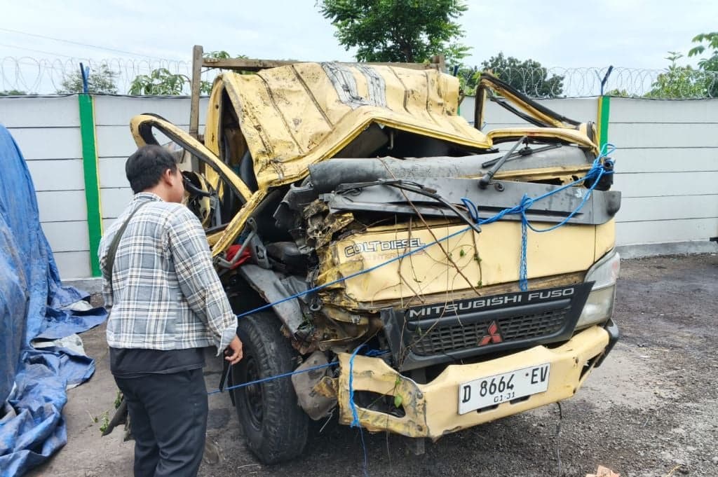 Kecelakaan Truk Tabrak Pembatas Jalan Tol Cipularang, Sopir Tewas
