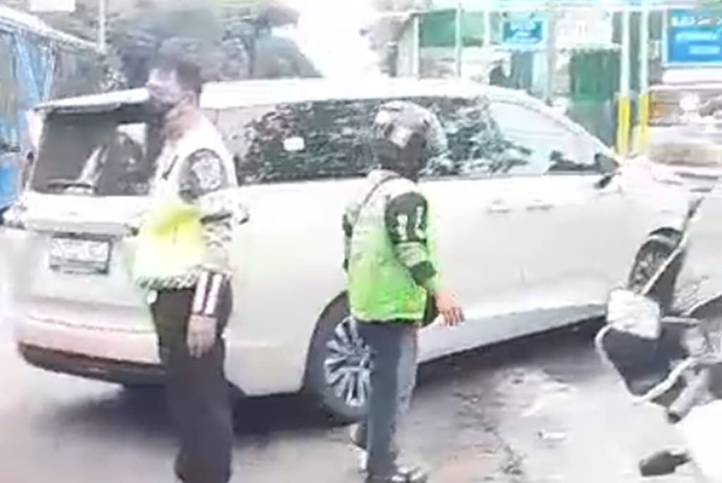 Kecelakaan di Jalan Gatot Subroto, Mobil Listrik Tabrak Separator Busway