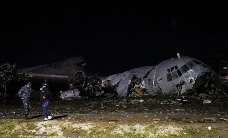 Ajaib! 7 dari 8 Kru Pesawat Militer Bolivia yang Jatuh di Jalanan Padat Kendaraan Selamat