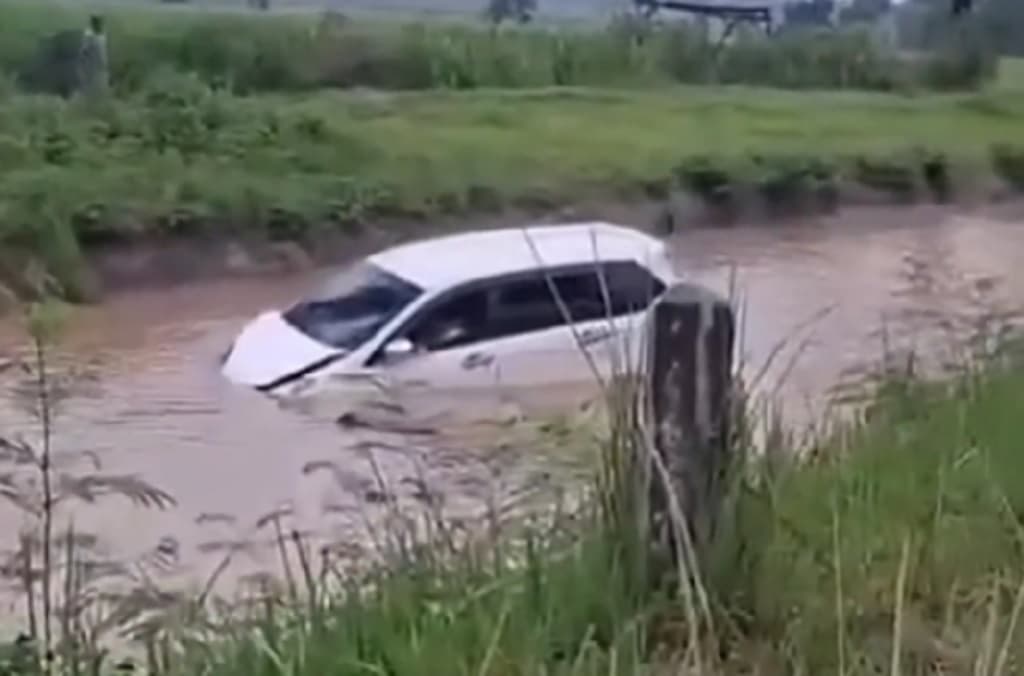 Minibus Tercebur ke Irigasi usai Tabrak Motor di Lampung, 4 Luka-Luka