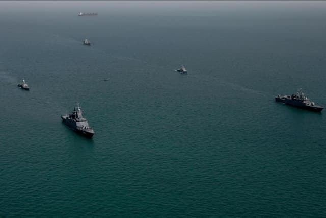 Kapal Berbendera UEA Meledak di Selat Hormuz, 3 ABK WNI Masih Dicari