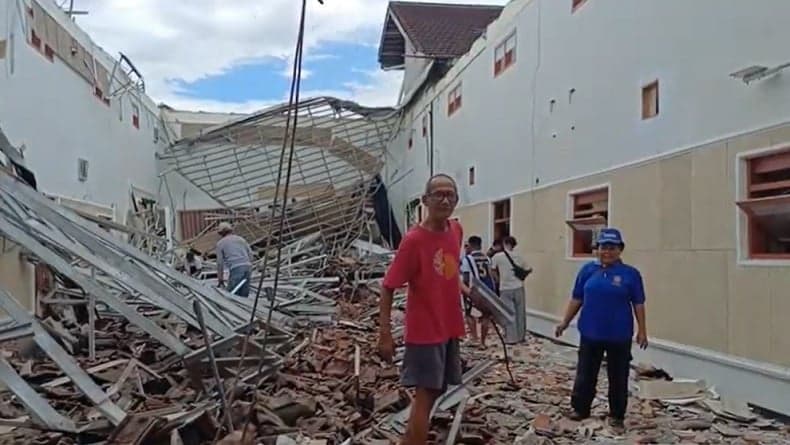Mengerikan! Detik-Detik Atap Gereja di Bondowoso Ambruk Terekam CCTV