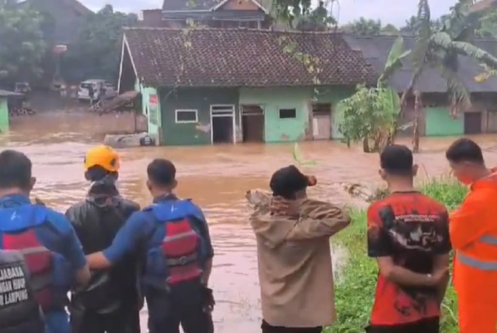 Banjir Rendam 5 Kecamatan di Bandarlampung, 1 Tewas dan 1 Hilang Terseret Arus Banjir Rendam 5 Kecamatan di Bandarlampung, 1 Tewas dan 1 Hilang Terseret Arus
