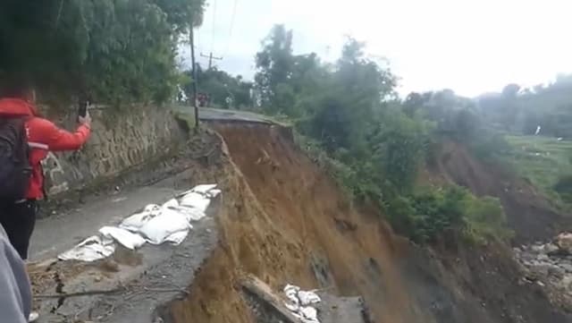 Jalur Utama ke Dieng di Banjarnegara Longsor, Kendaraan Dialihkan ke Jalur Alternatif