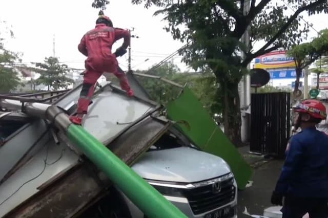 Reklame Roboh Diterpa Angin Kencang di Makassar, 2 Mobil Rusak Tertimpa