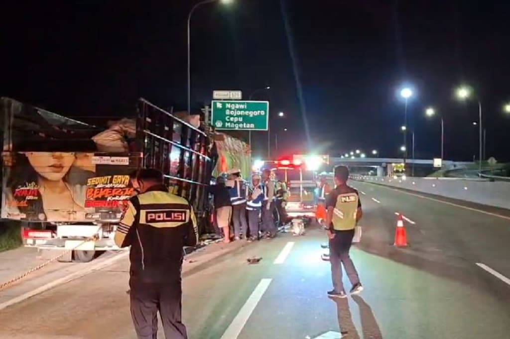 Kecelakaan Maut Truk Sayur Tabrak Truk Tronton di Tol Solo-Ngawi, 1 Orang Tewas