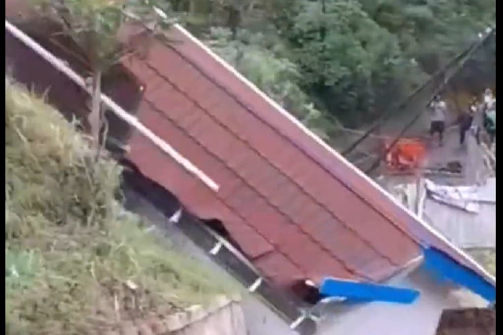 Mencekam! Detik-Detik Longsor Seret Gedung SMP Muhammadiyah Cilibur Brebes