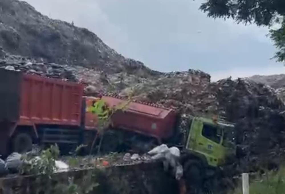 TPST Bantargebang Longsor, Sejumlah Truk Sampah dan Warung Diduga Tertimbun