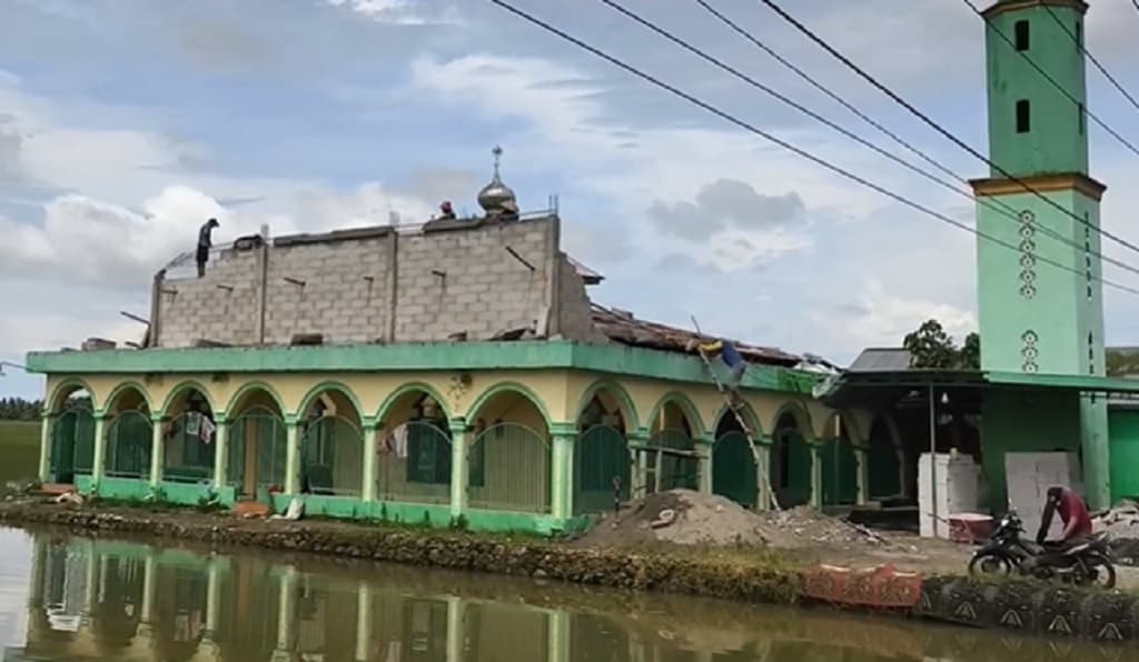 Atap Masjid di Maros Ambruk Diterjang Angin Kencang, Jemaah Tak Bisa Tarawih