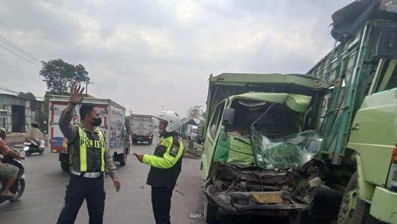 Tabrakan 2 Truk di U-Turn Watugolong Timur Krian, 3 Orang Dilarikan ke Rumah Sakit