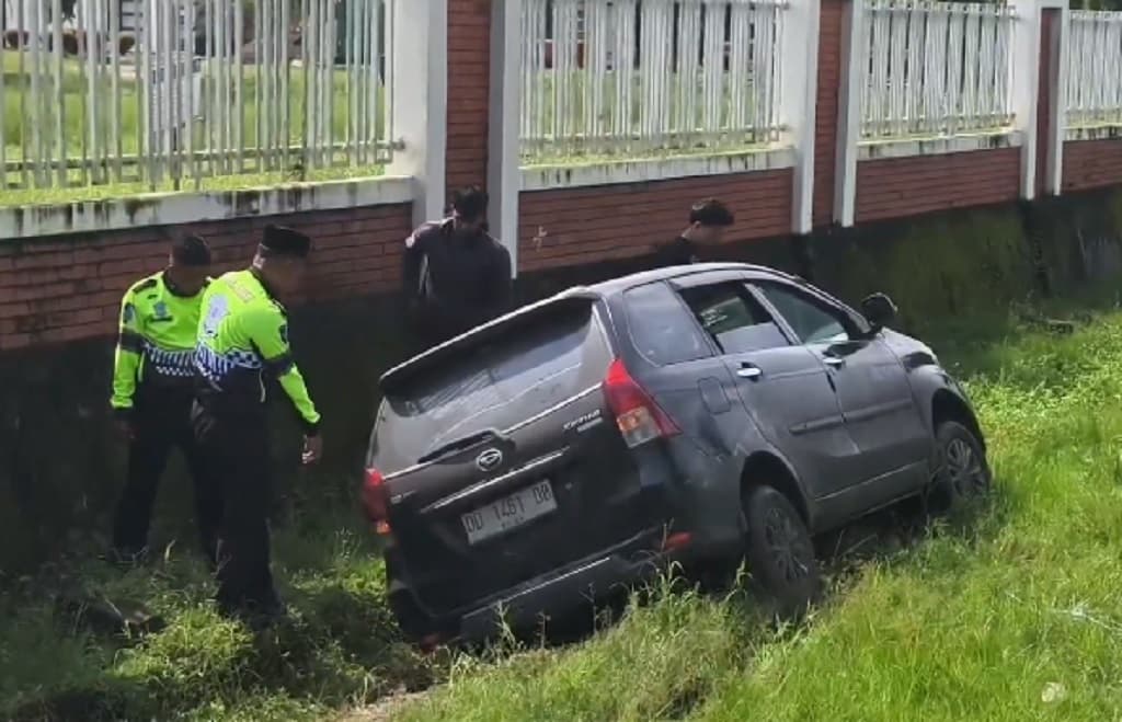 Kecelakaan di Maros, Xenia Bawa 7 Penumpang Masuk Irigasi gegara Sopir Ngantuk