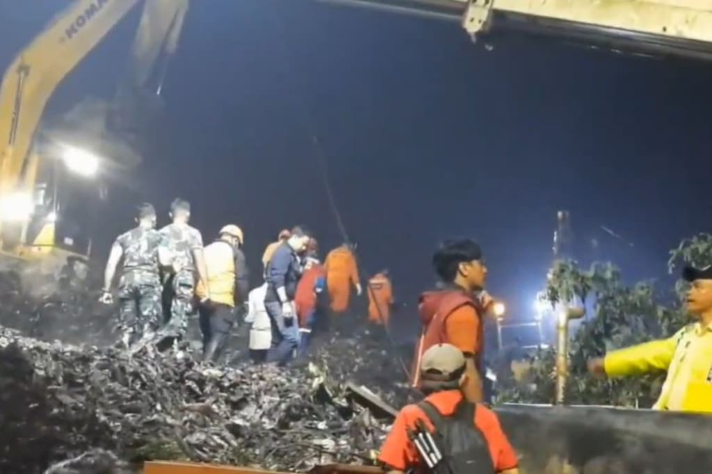 Longsor Bantargebang Tewaskan 4 Orang, Truk Sampah dari Jakarta Ditahan Sementara