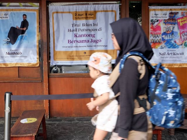 Kreatif! Tirai Penutup Kedai saat Puasa Disulap Jadi Media Promosi Usaha Lokal