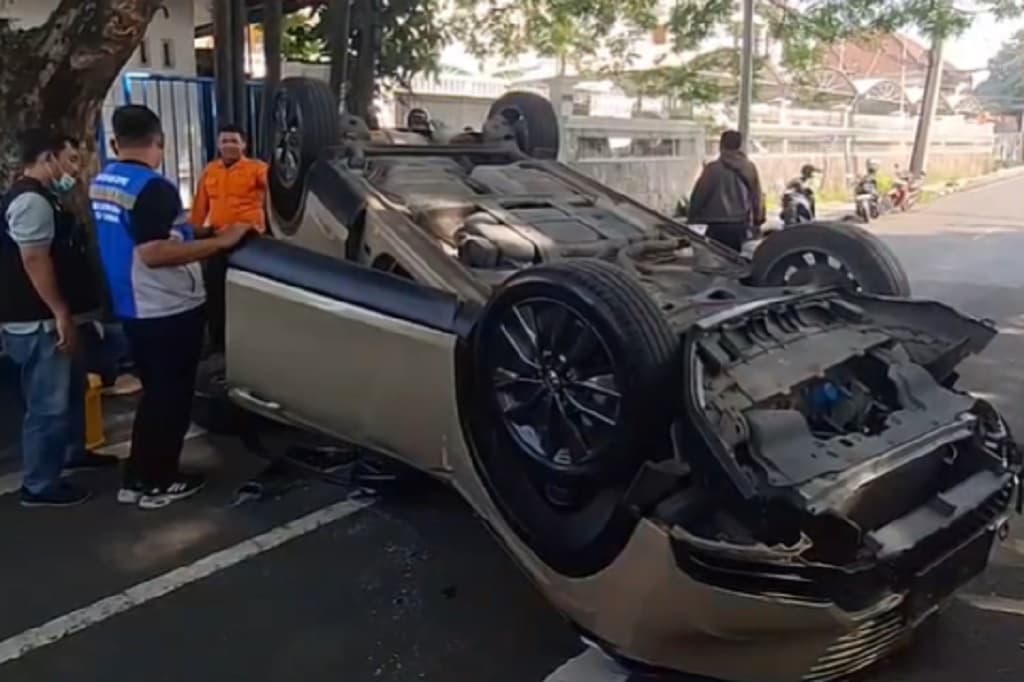Kecelakaan di Surabaya, Honda HRV Terguling Timpa Pemotor gegara Sopir Mengantuk