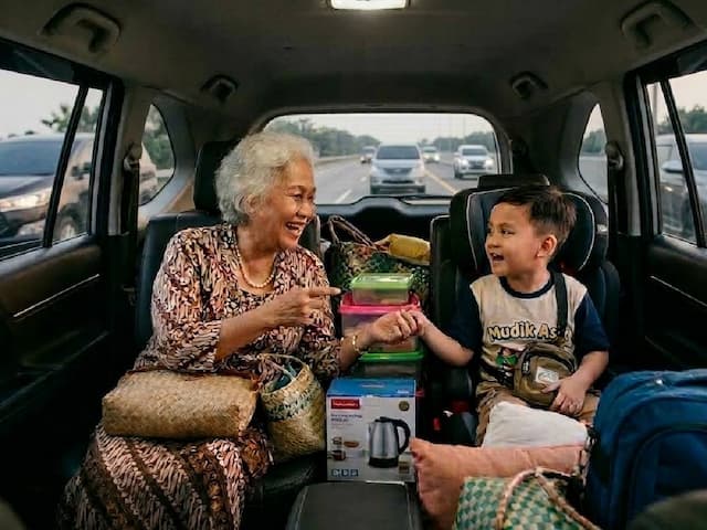 Tips Mudik Aman Membawa Lansia, Sering-Sering Berhenti di Rest Area!