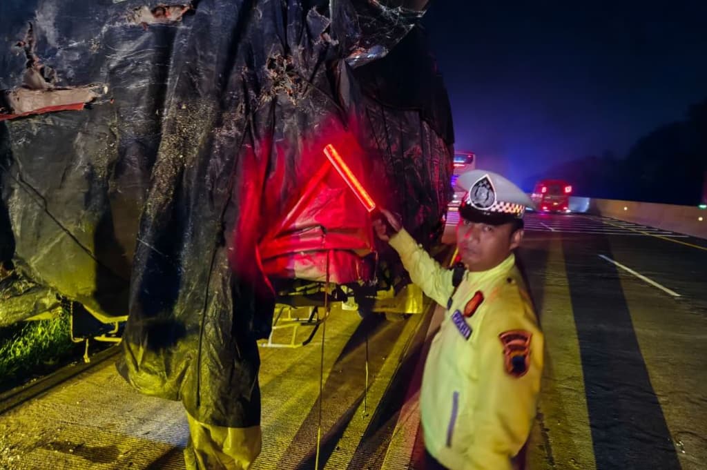 Kecelakaan Bus Tabrak Truk di Tol Semarang-Batang, 8 Orang Luka-Luka
