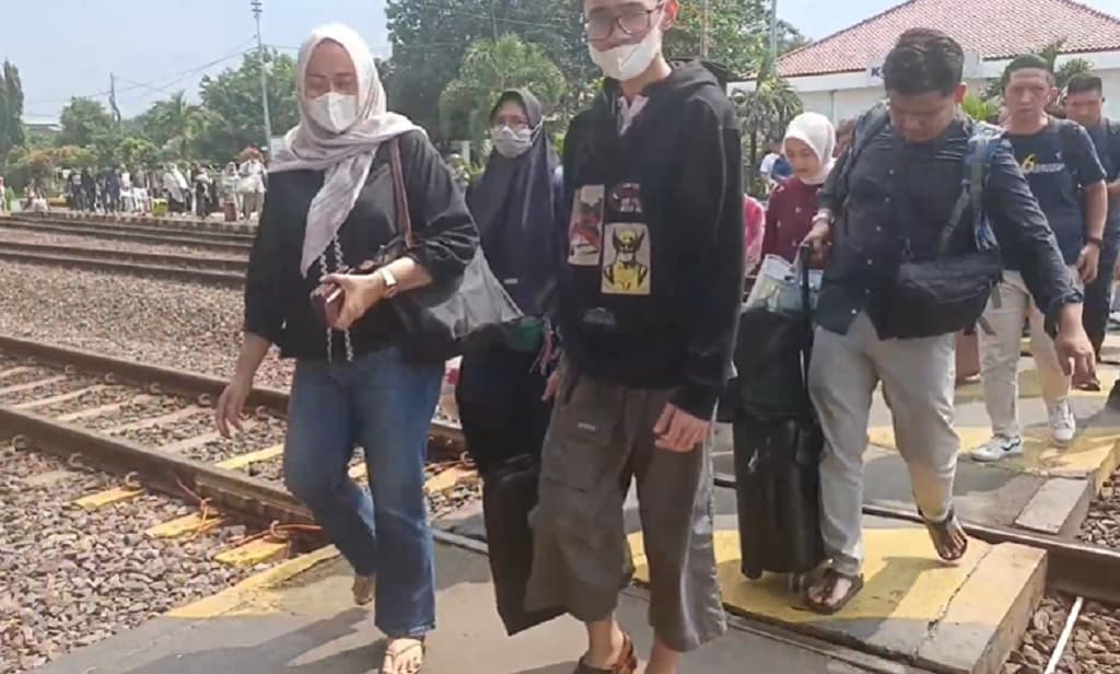 H-8 Lebaran, Stasiun Cirebon Mulai Dipadati Ribuan Pemudik