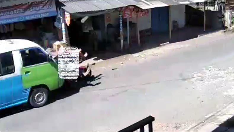 Mengerikan! Detik-Detik Angkot Tabrak dan Lindas Pemotor Pasutri di Sukabumi Terekam CCTV