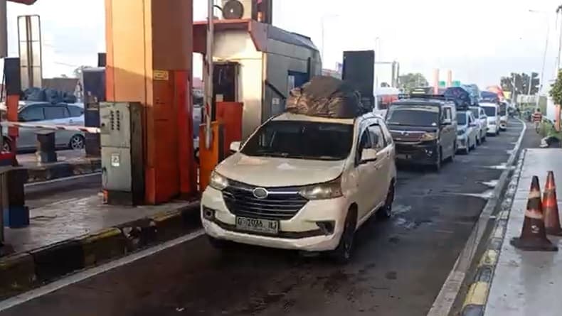 Antrean Kendaraan di Gerbang Tol Pejagan, Banyak Pemudik Kehabisan Saldo E-Toll