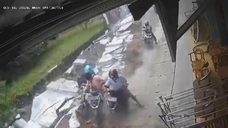 Tembok Bekas Bioskop di Pemalang Roboh Terekam CCTV, Situasi Ramai Kendaraan Melintas