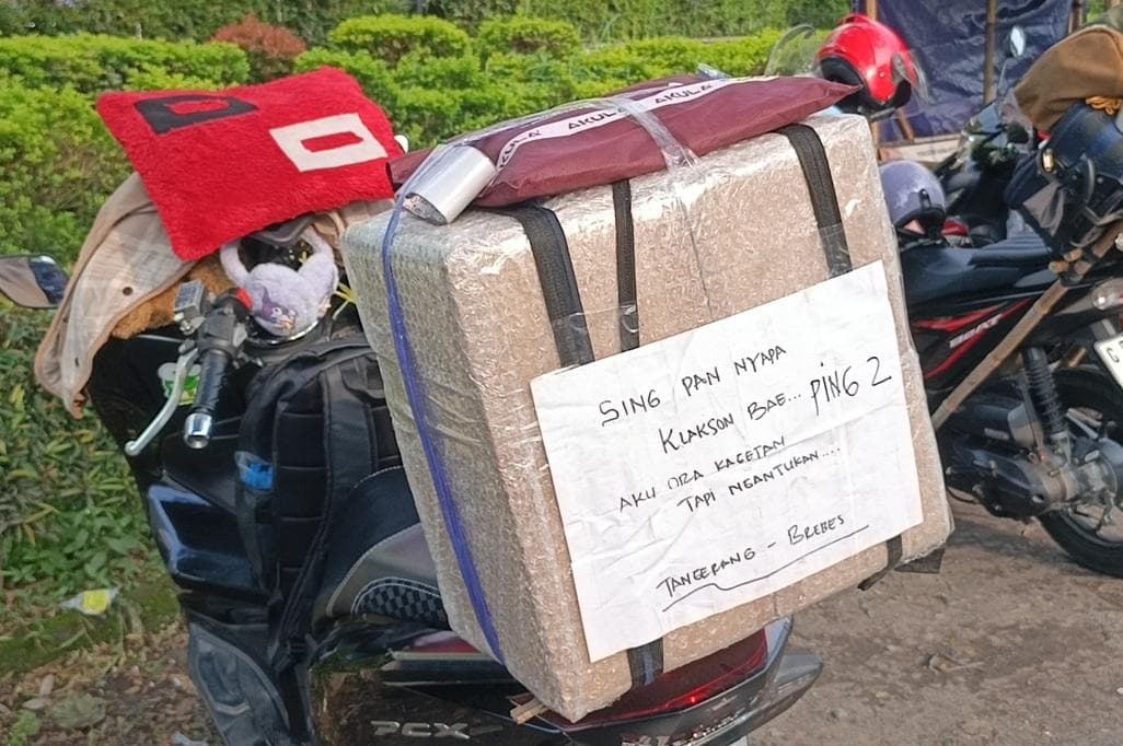 Unik! Pemudik Tangerang-Brebes Ini Pasang Tulisan di Motor: Klakson Aja, Aku Ngantukan