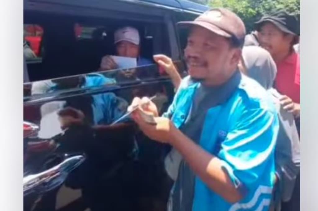 Momen Jokowi Bagi-Bagi THR dan Sembako di Solo, Warga Antusias: Alhamdulillah Senang Banget